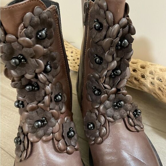 Free People floral Embellished  boots size EU39 US 9
NW out box
Shaft 7” - Picture 11 of 11